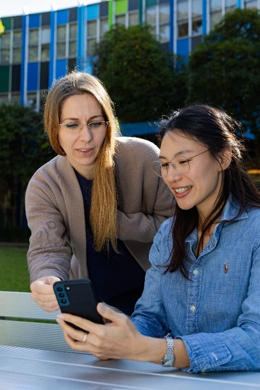 2 women looking at a smartphone